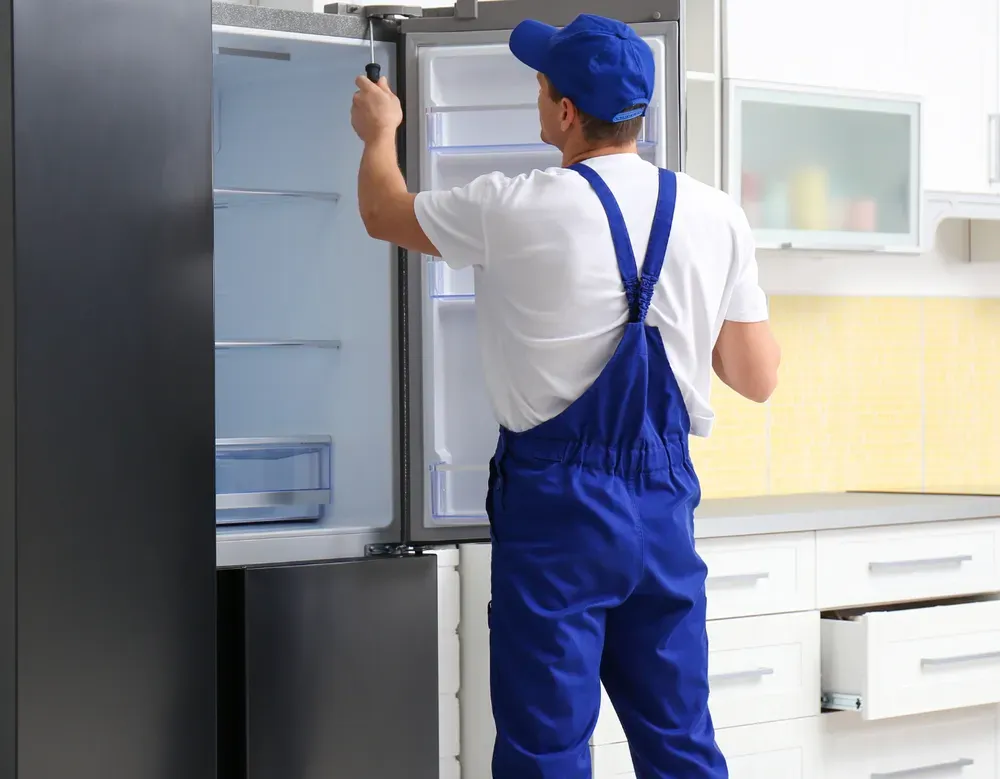 Técnico reparando una nevera a domicilio en Panamá
